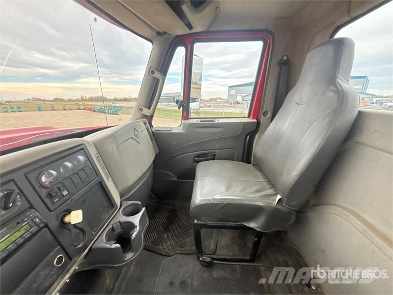 International 7400 WorkStar Cab and Chassis Cabines