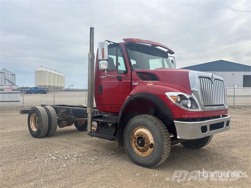 International 7400 WorkStar 4x2 Cab and Chassis Cabinas