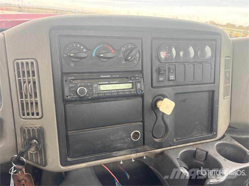 International 7400 WorkStar Cab and Chassis Cabines