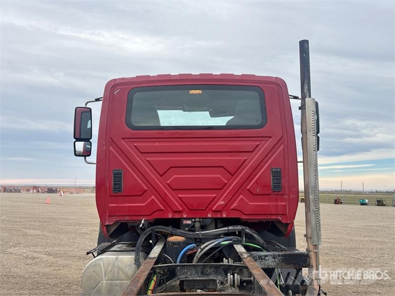 International 7400 WorkStar 4x2 Cab and Chassis Cabinas