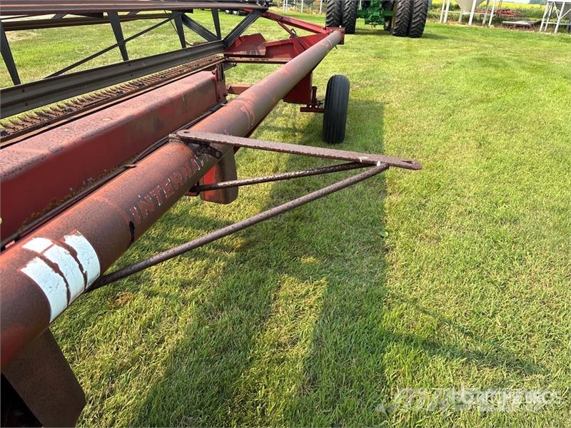 International 75 25 ft Pull Type Swather Windrower Segadoras hileradoras