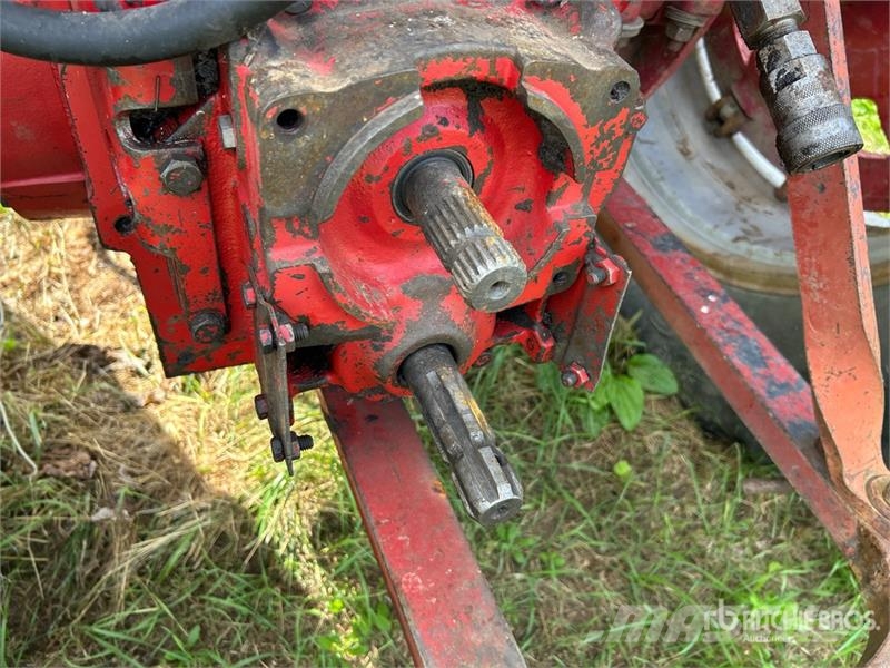International 806 2WD Tractor (Inoperable) Traktörler