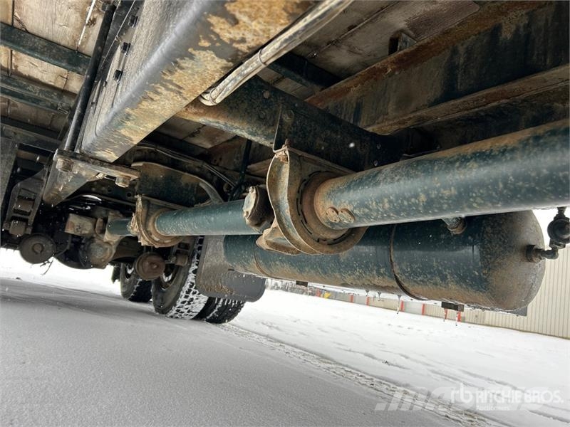 International 8100 Plošinové nákladné automobily/nákladné automobily so sklápacími bočnicami