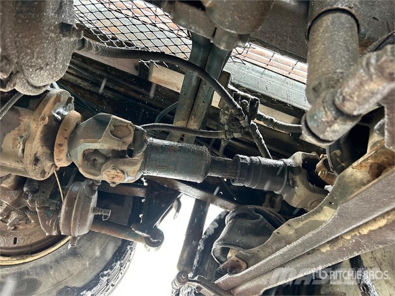 International 8100 Plošinové nákladné automobily/nákladné automobily so sklápacími bočnicami