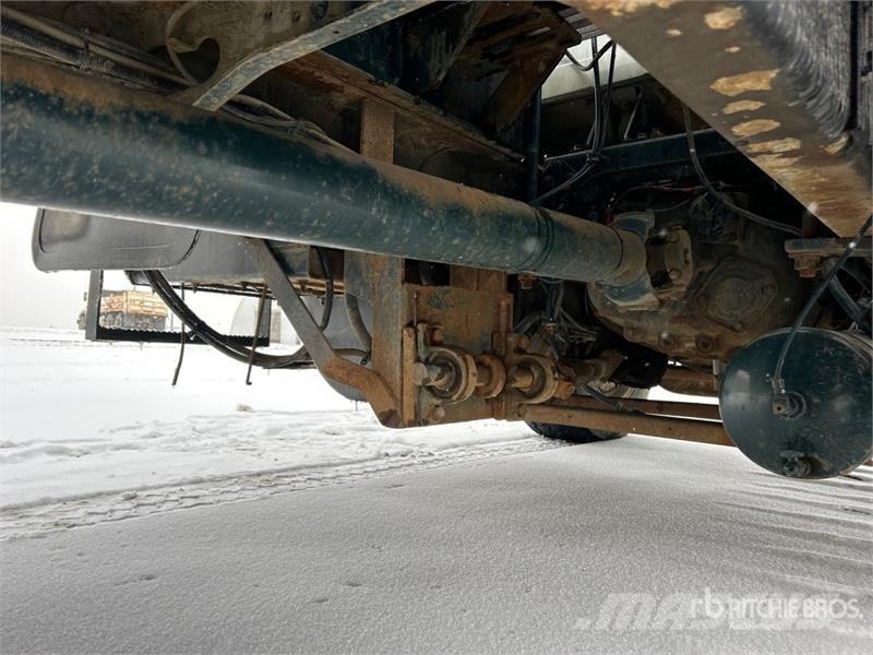 International 8100 Plošinové nákladné automobily/nákladné automobily so sklápacími bočnicami