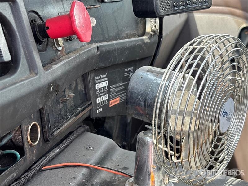 International 8100 كابينة والداخلية