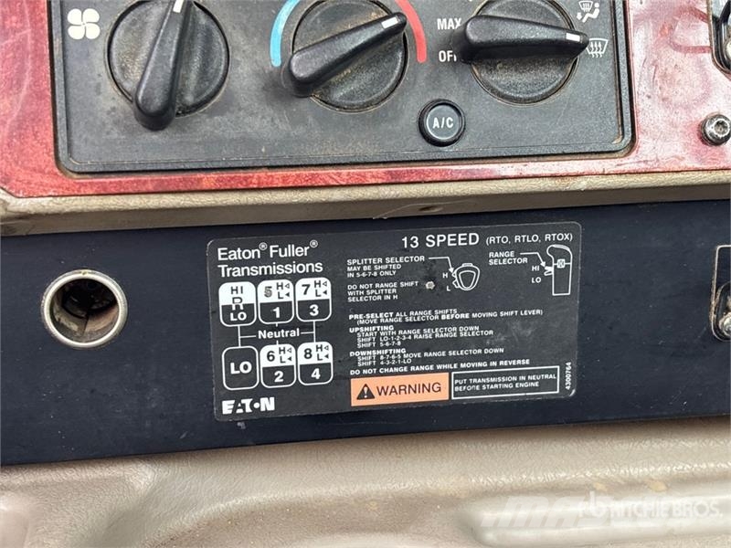 International 9200i 6x4 Cab and Chassis كابينة والداخلية