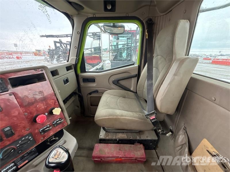 International 9200i 6x4 Cab and Chassis كابينة والداخلية
