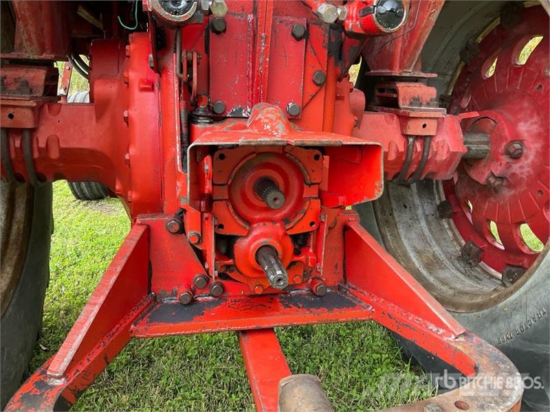 International 966 2WD Tractor Traktorok