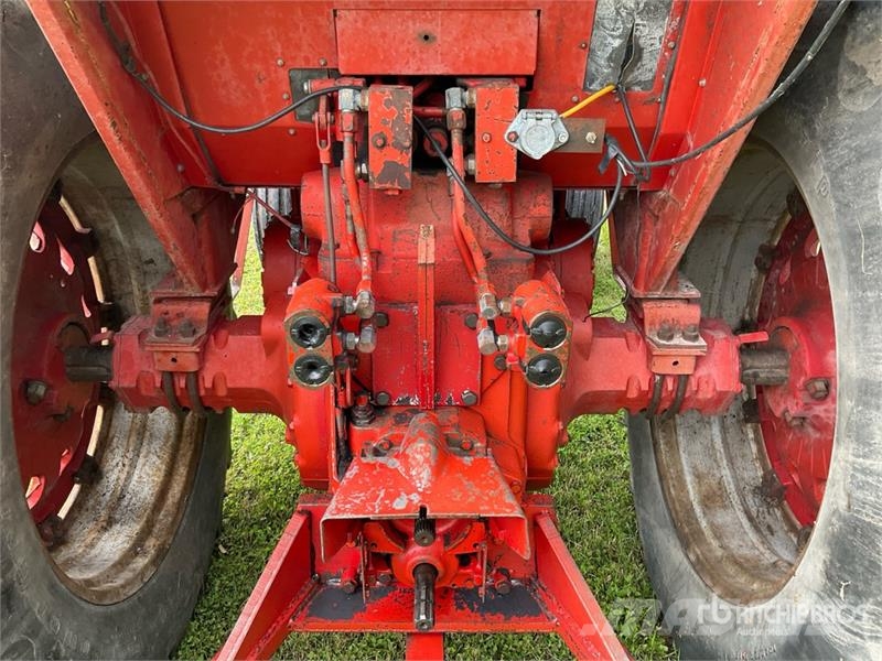 International 966 2WD Tractor Traktorok
