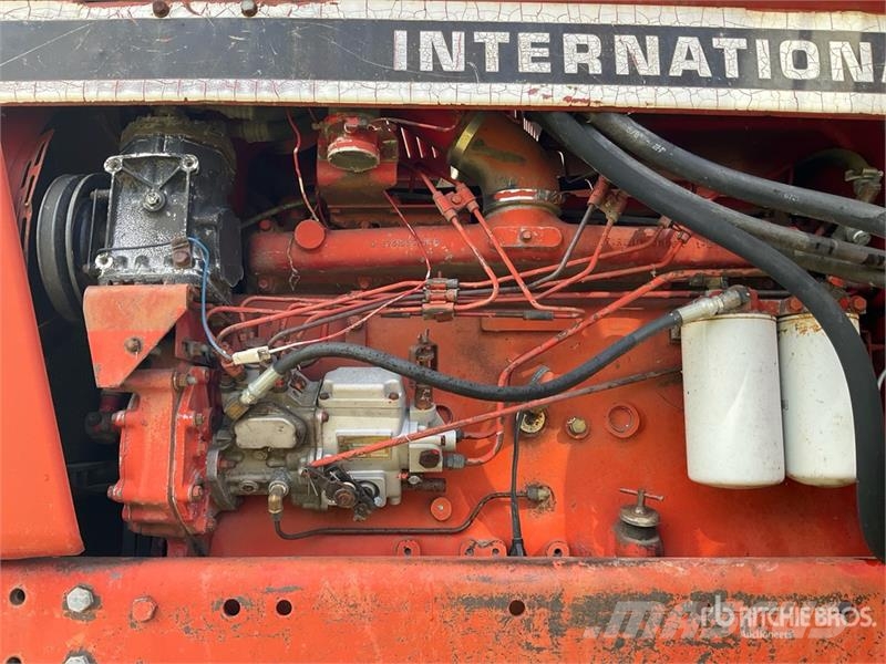 International 966 2WD Tractor Трактори