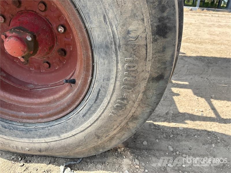 International 986 2WD Tractor الجرارات