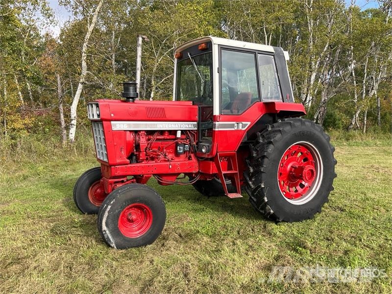 International 986 2WD Tractor Трактори
