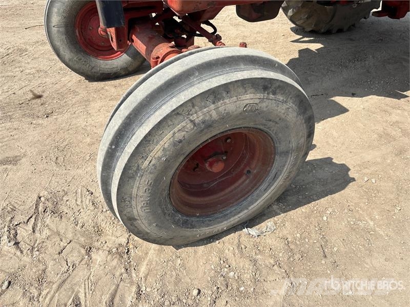 International 986 2WD Tractor الجرارات