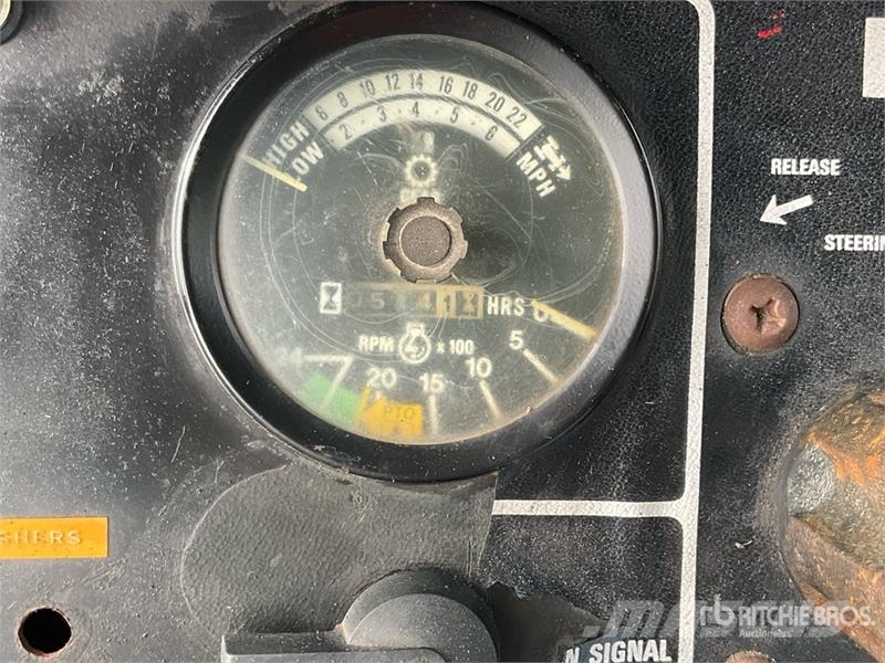International 986 2WD Tractor Трактори