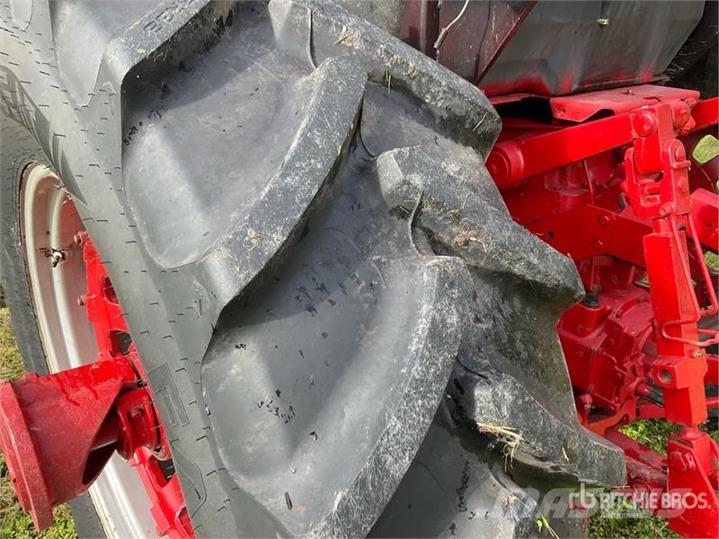 International 986 2WD Tractor Трактори