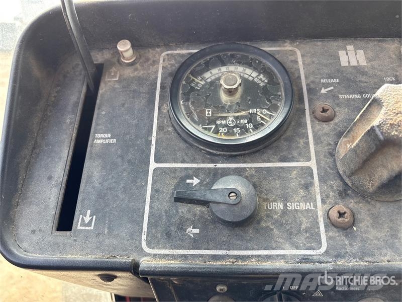 International 986 2WD Tractor الجرارات