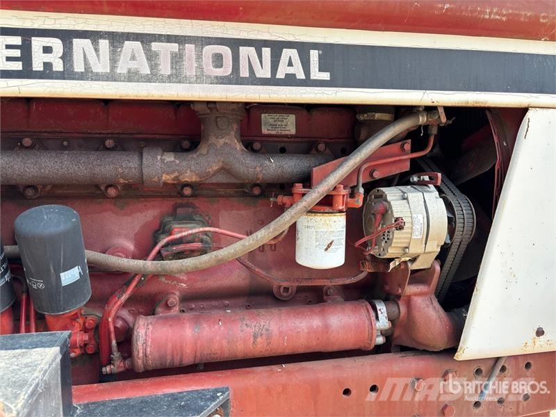 International 986 2WD Tractor الجرارات