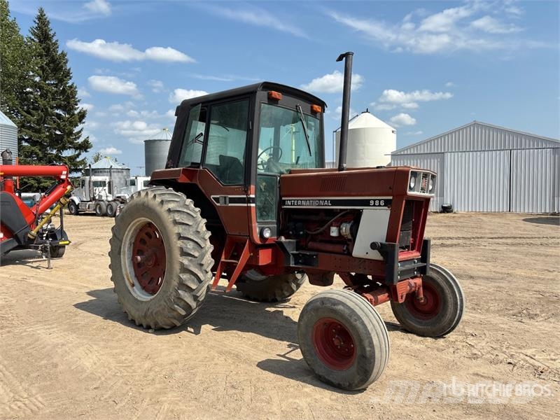 International 986 2WD Tractor الجرارات