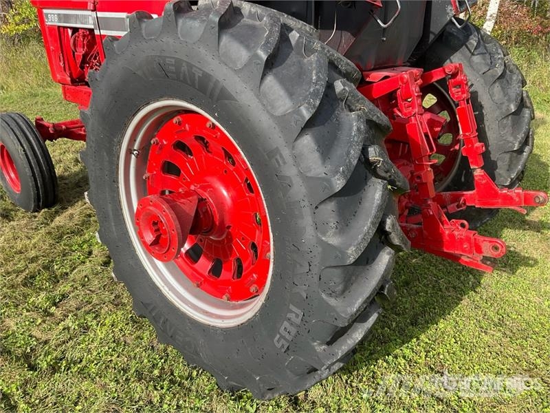 International 986 2WD Tractor Трактори