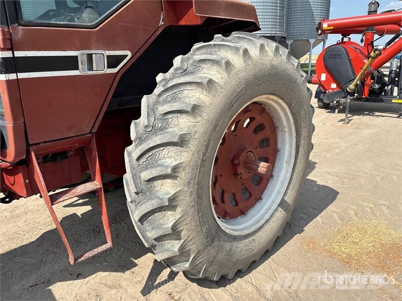 International 986 2WD Tractor الجرارات