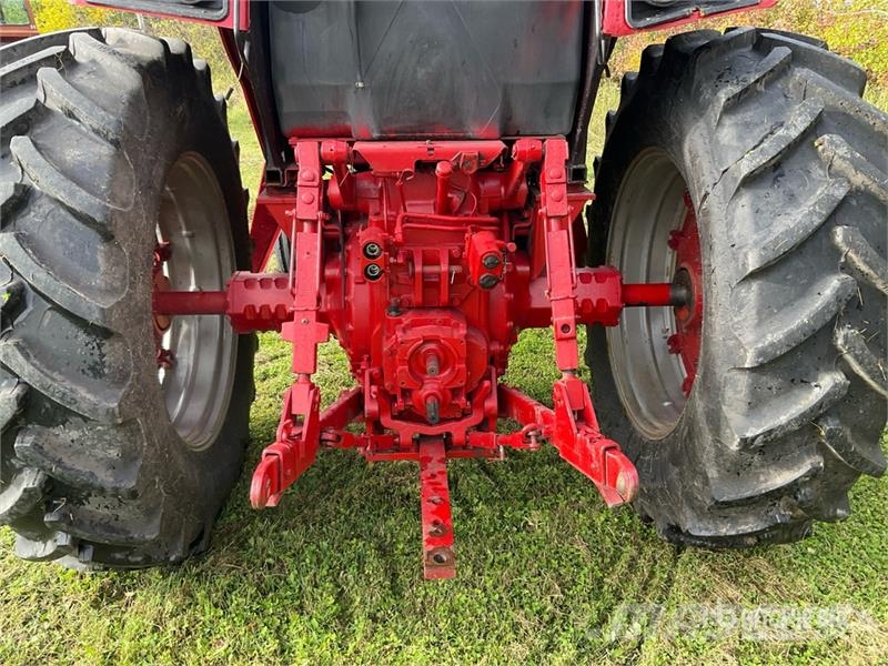 International 986 2WD Tractor Трактори
