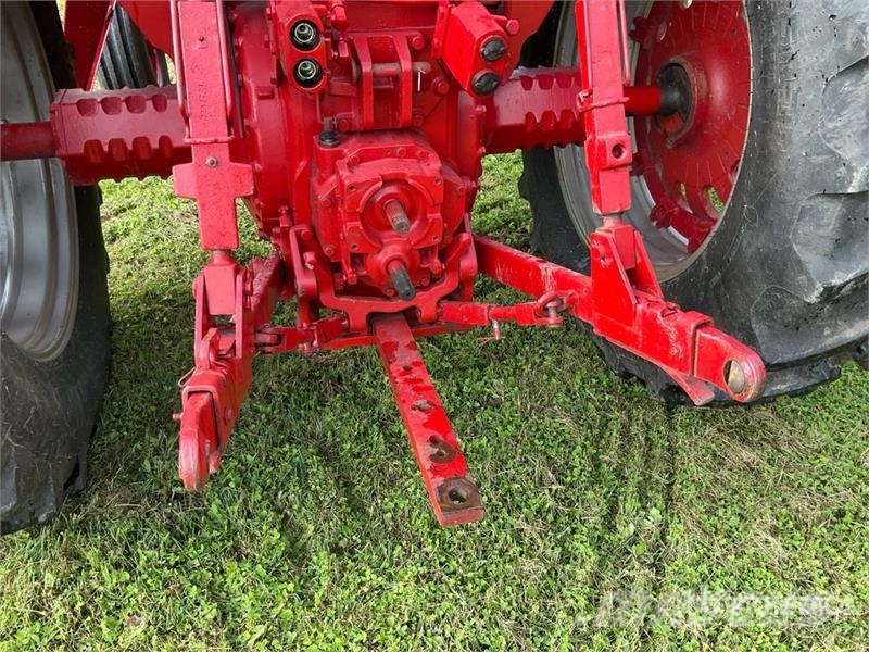 International 986 2WD Tractor Трактори