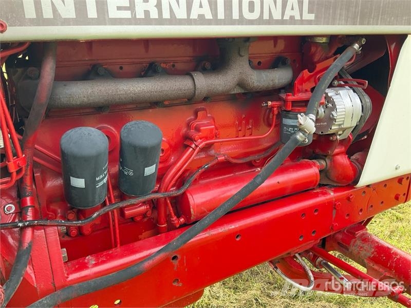 International 986 2WD Tractor Трактори
