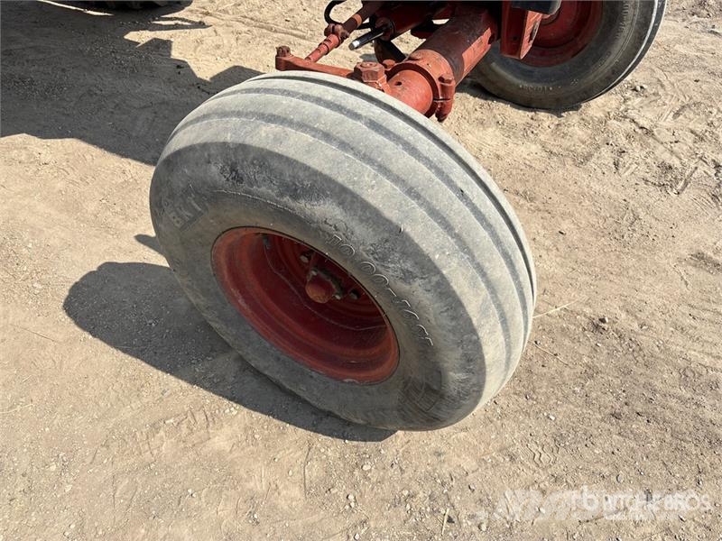 International 986 2WD Tractor الجرارات