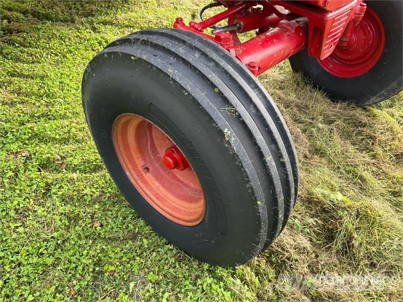 International 986 2WD Tractor Трактори
