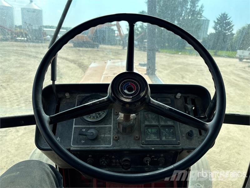 International 986 2WD Tractor الجرارات
