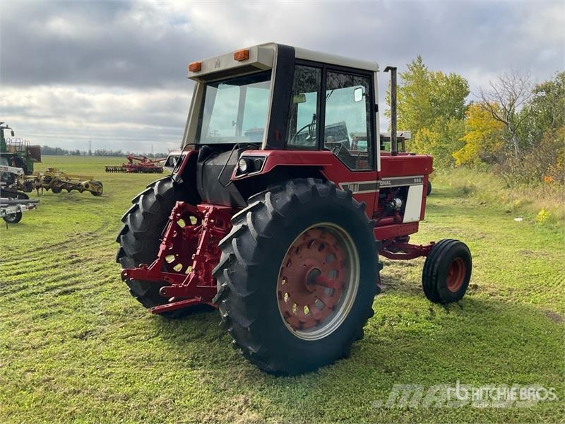 International 986 2WD Tractor Трактори