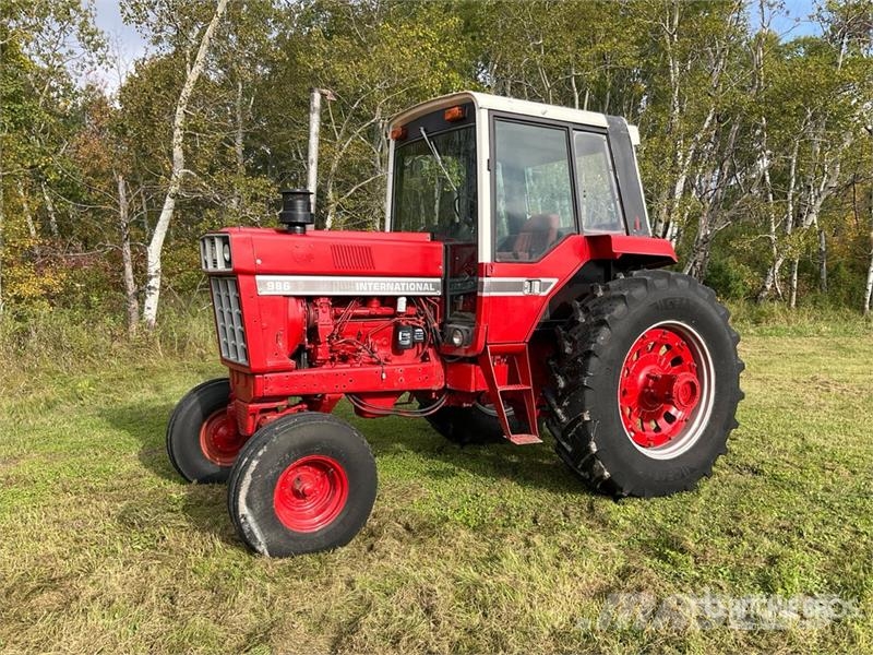 International 986 2WD Tractor Трактори