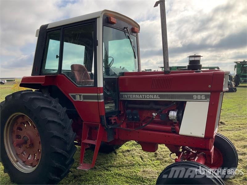 International 986 2WD Tractor Трактори