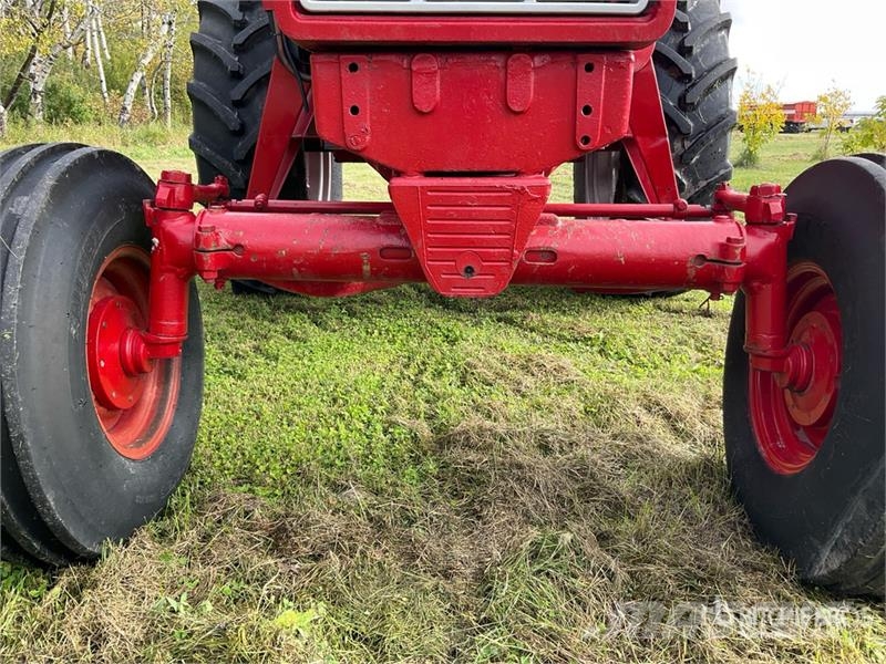 International 986 2WD Tractor Трактори
