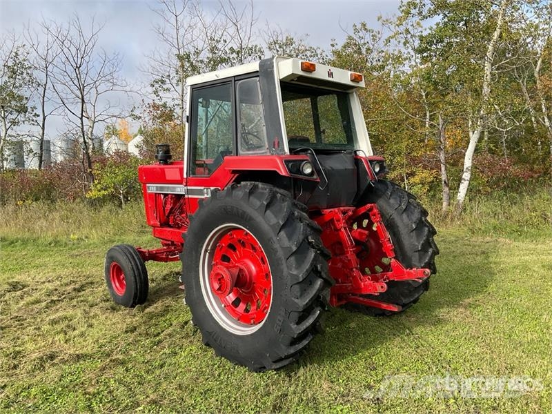 International 986 2WD Tractor Трактори