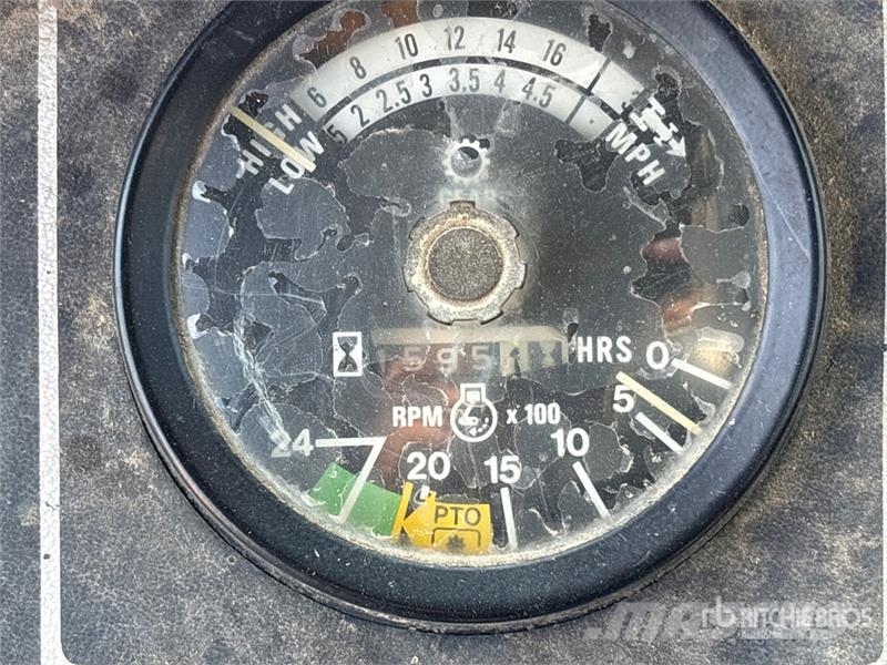 International 986 2WD Tractor الجرارات