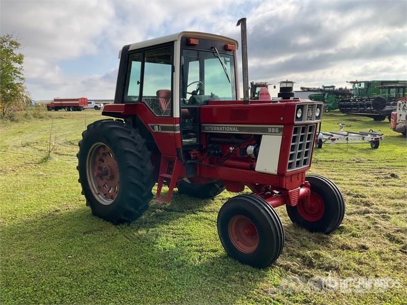 International 986 2WD Tractor Трактори