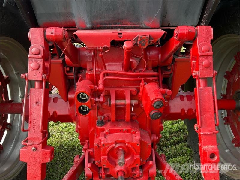 International 986 2WD Tractor Трактори