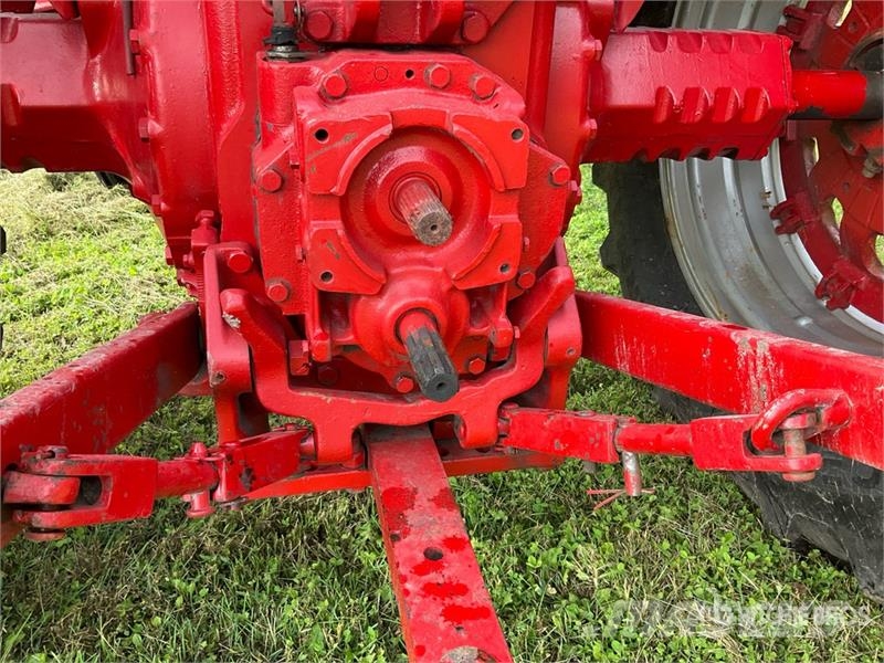 International 986 2WD Tractor Трактори