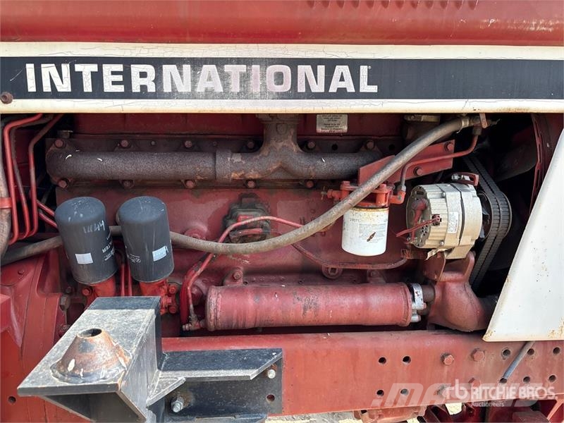 International 986 2WD Tractor الجرارات