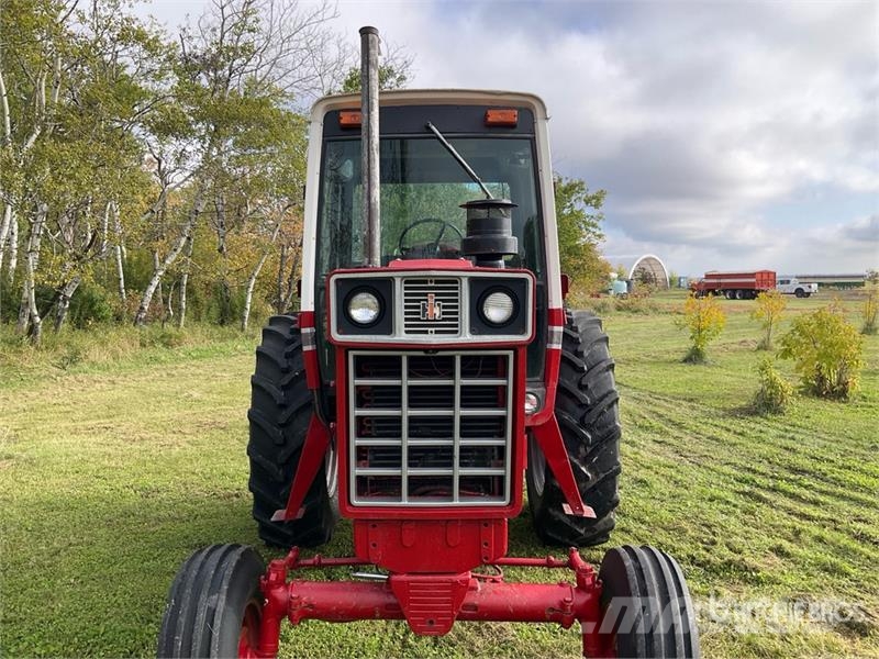 International 986 2WD Tractor Трактори