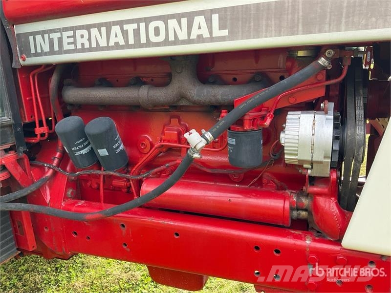 International 986 2WD Tractor Трактори