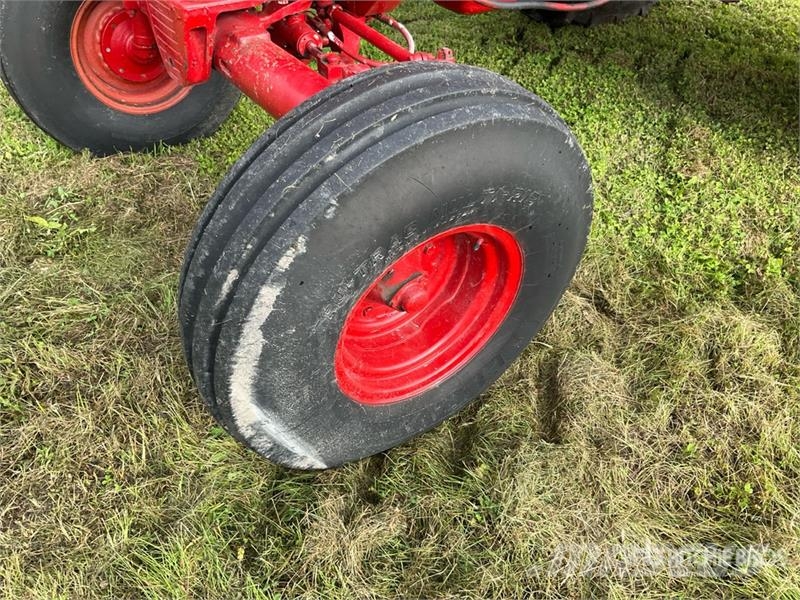 International 986 2WD Tractor Трактори