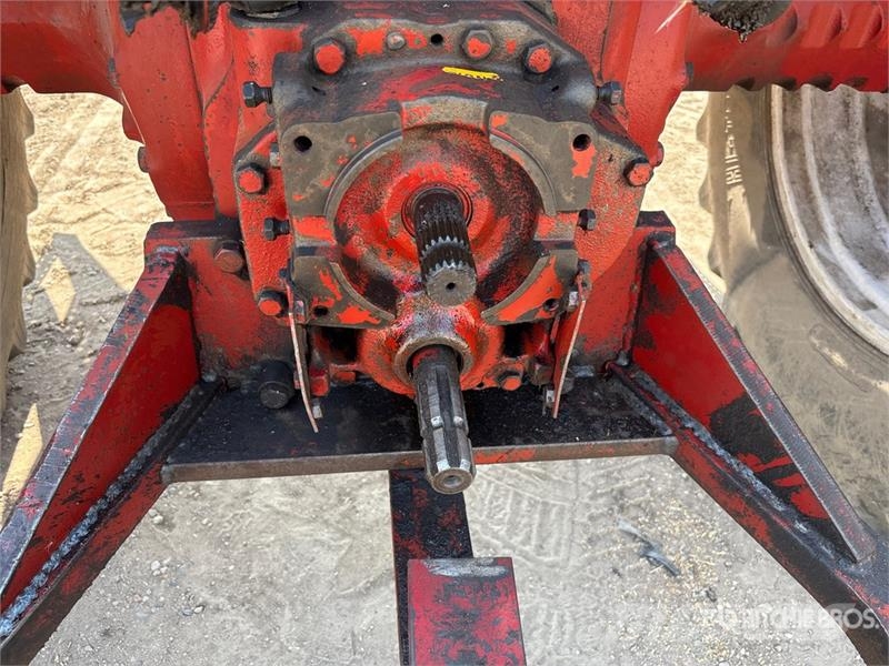 International 986 2WD Tractor الجرارات