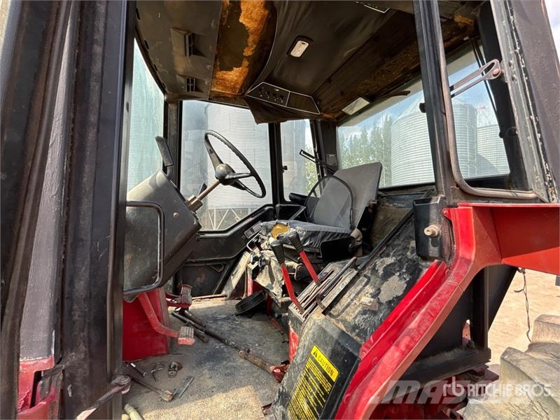 International 986 2WD Tractor الجرارات