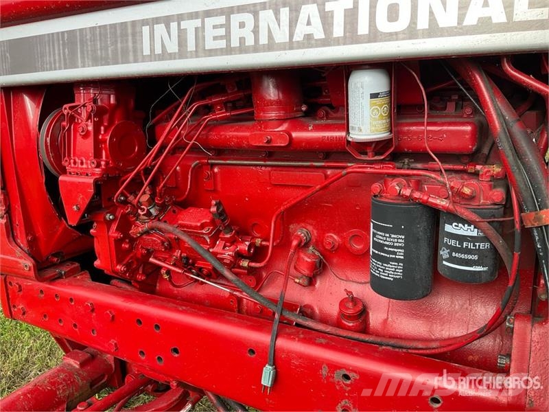 International 986 2WD Tractor Трактори