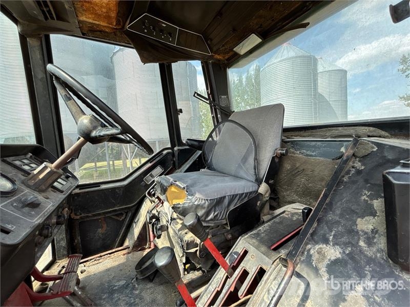 International 986 2WD Tractor الجرارات