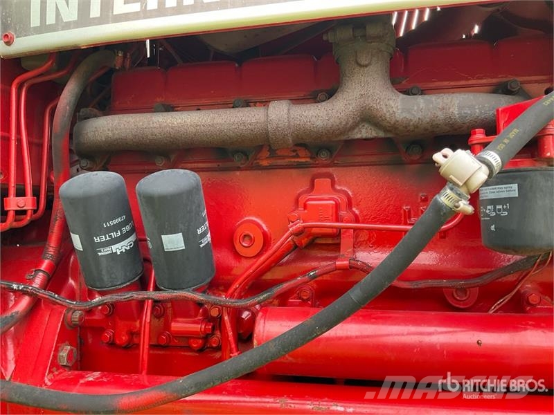 International 986 2WD Tractor Трактори