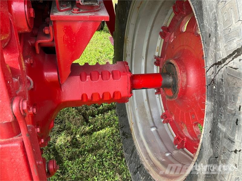 International 986 2WD Tractor Трактори
